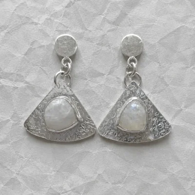 Aros Plata Piedra Luna Facetada Irregular Triangulo con Tope Redondo