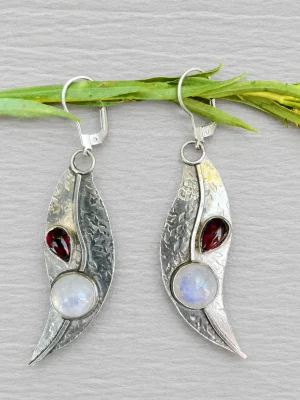 aros plata piedra luna y granate, hoja ying yang 1