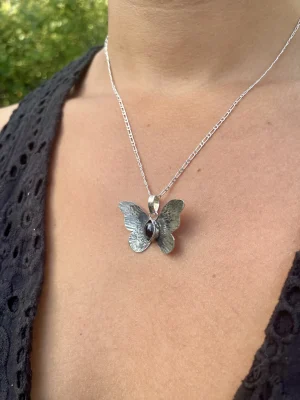 colgante plata granate mariposa - 69.800